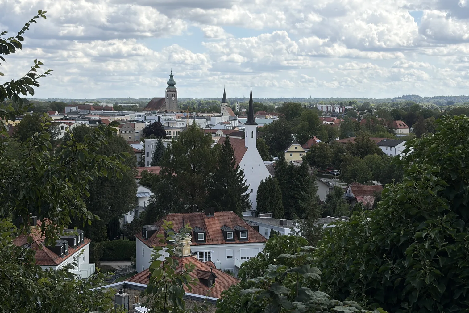 Sicht auf Mühldorf vom Altmühldorfer Weg aus fotografiert
